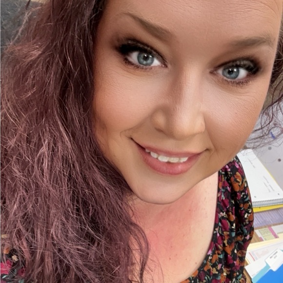 Meet your Posher, April Jayne. - Picture 2 of 4